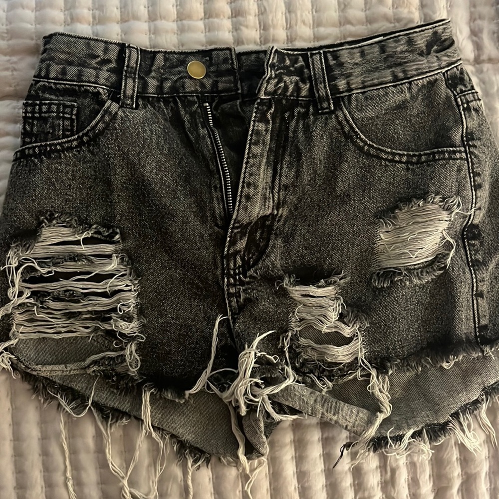Cute black jean shorts!!